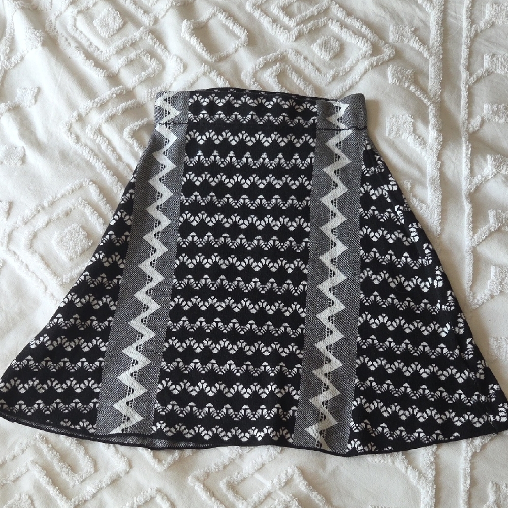 4/$20 Grifflin Paris Black and White Patterned A Line Skirt